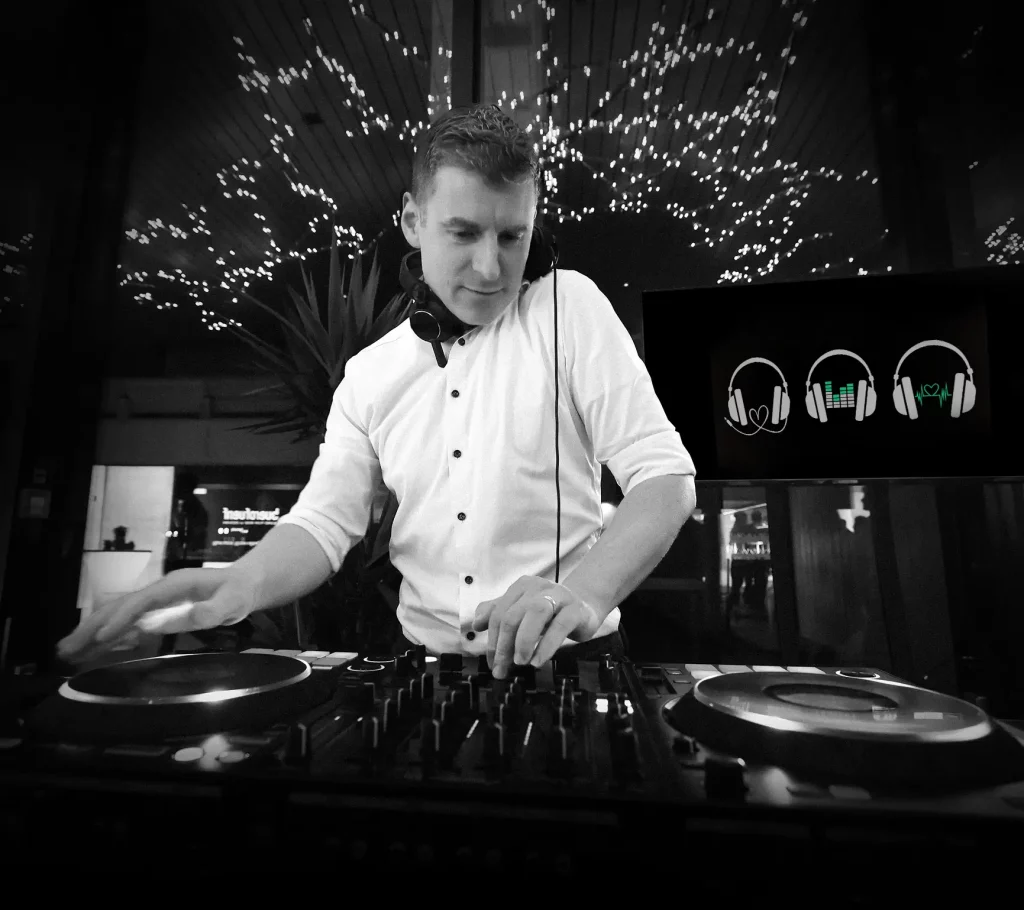 DJ toBeat beim Musikauflegen in Augsburg
